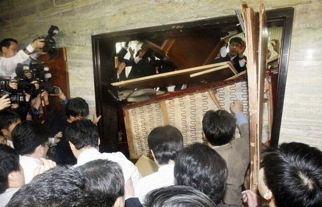 Political clashes in South Korea (11 photos)