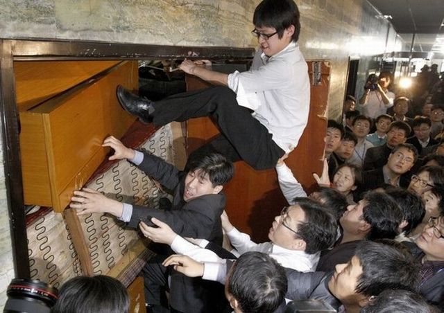 Political clashes in South Korea (11 photos)