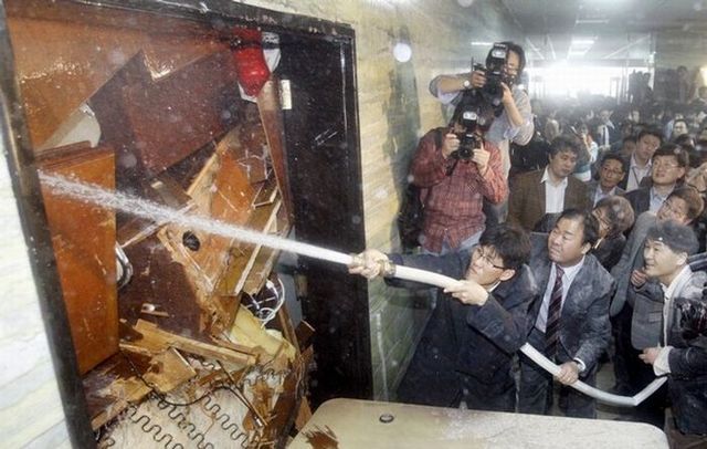 Political clashes in South Korea (11 photos)