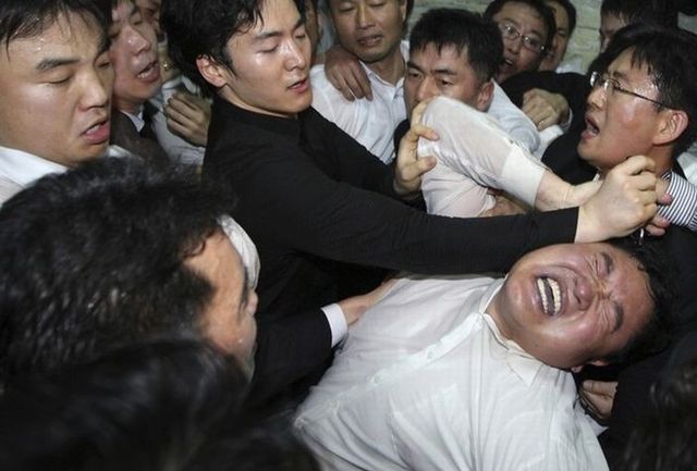 Political clashes in South Korea (11 photos)