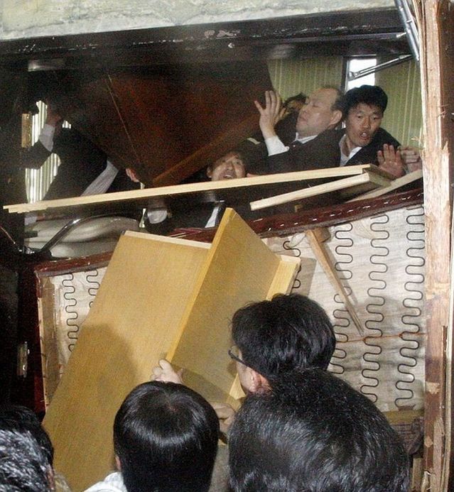 Political clashes in South Korea (11 photos)
