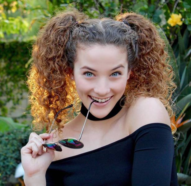 Sofie Dossi Is Flexible To The Point Of Being Overhuman