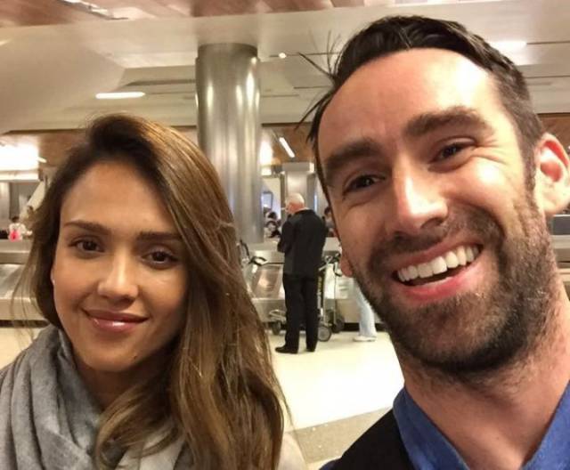 This Guy Took A Pic With Jessica Alba In An Airport And Then Randomly Found It In A Deli