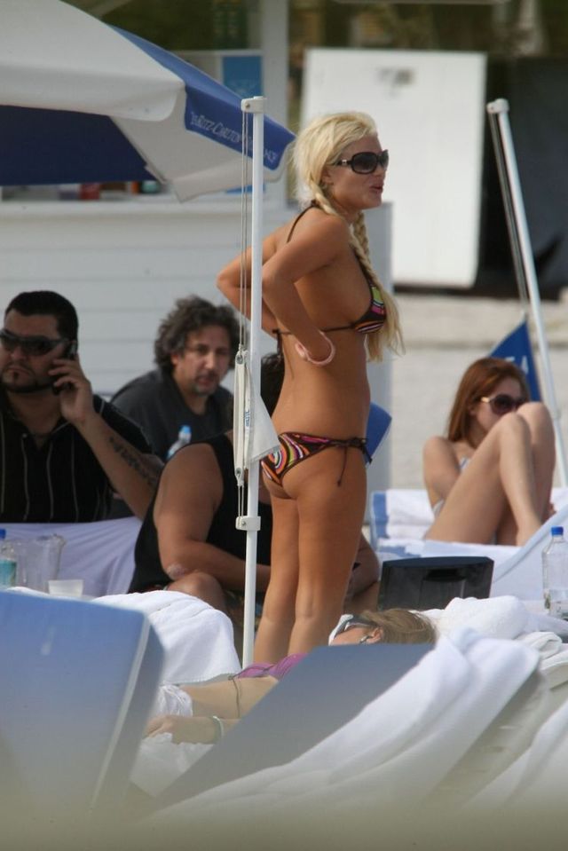 Victoria Silvstedt in bikini. She looks great (4 photos)