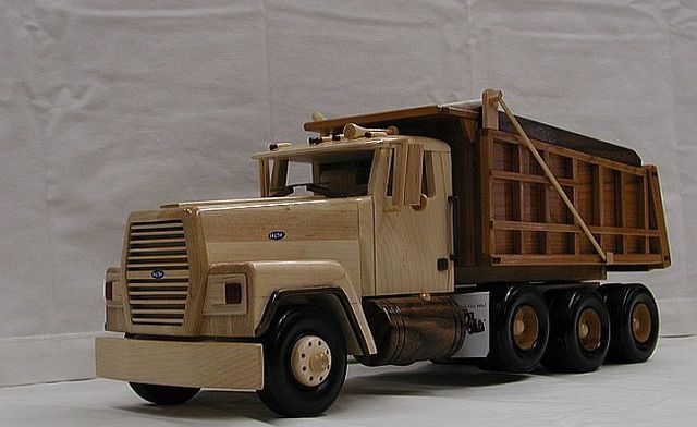 Wooden vehicles. Great job! (9 photos)