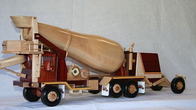 Wooden vehicles. Great job! (9 photos)