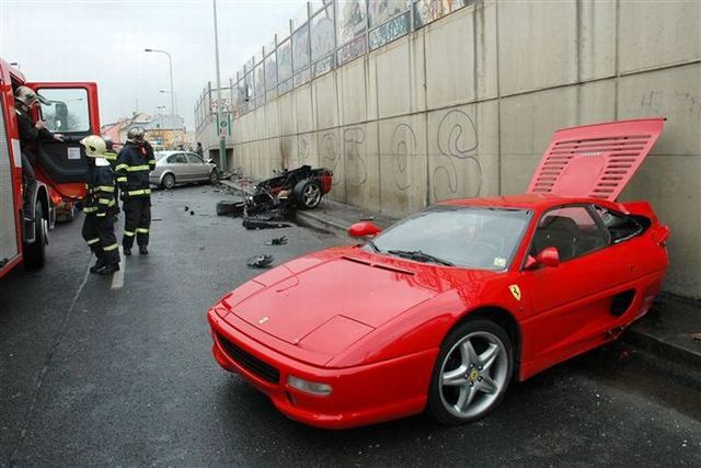 Crashed Ferraris (40 pics)