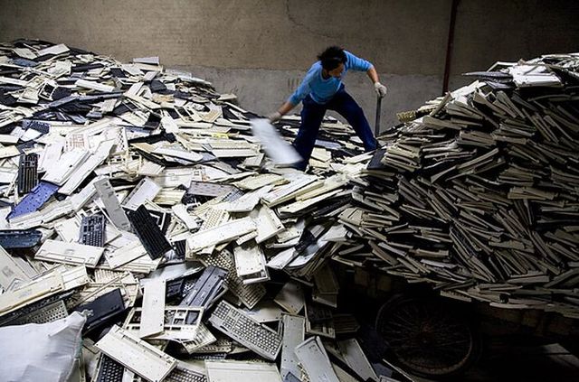 A town of e-waste (12 pics)