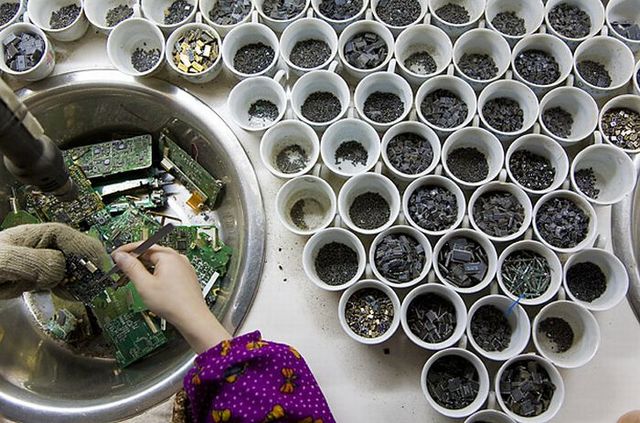 A town of e-waste (12 pics)