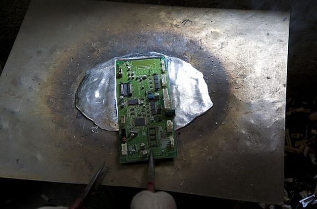 A town of e-waste (12 pics)