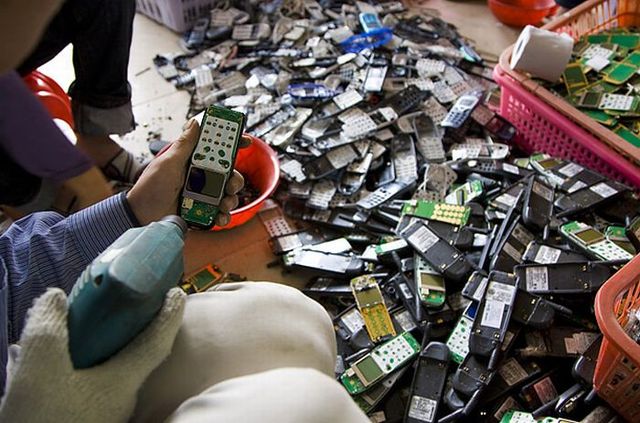 A town of e-waste (12 pics)