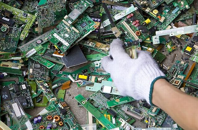 A town of e-waste (12 pics)