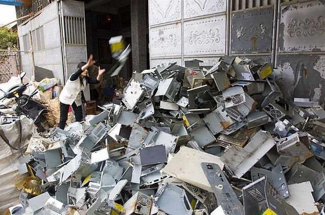 A town of e-waste (12 pics)