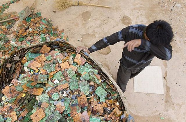 A town of e-waste (12 pics)