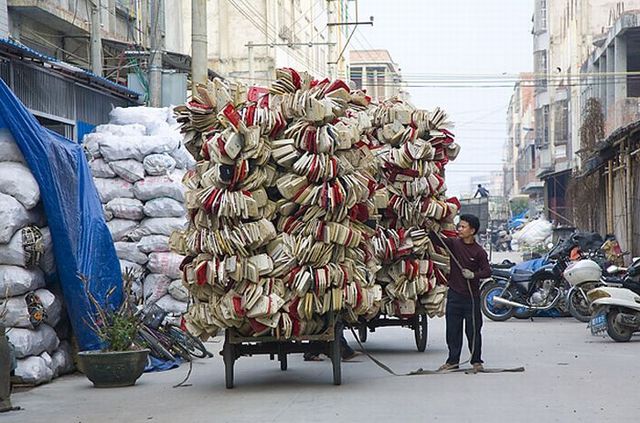 A town of e-waste (12 pics)