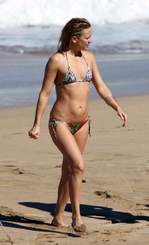 Kate Hudson on the beach (4 photos)