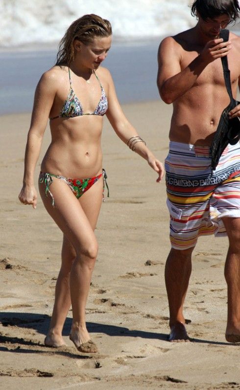 Kate Hudson on the beach (4 photos)