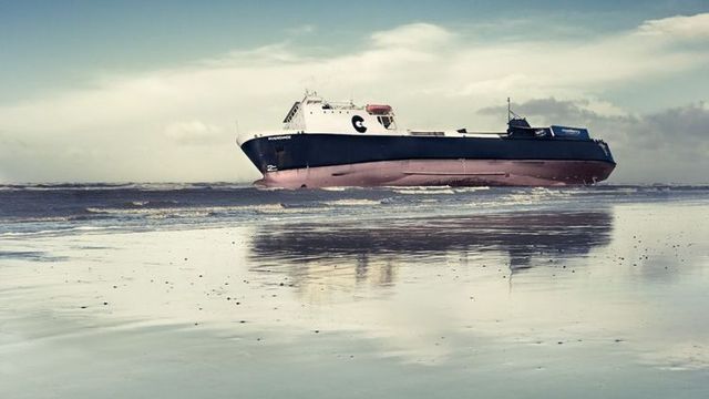 A boat on the shore (9 photos)