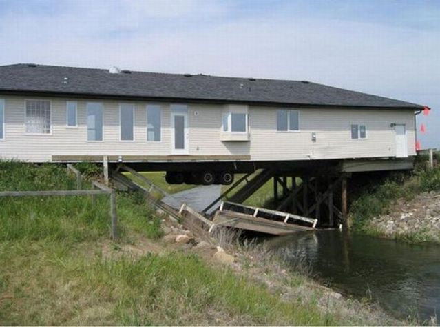 So now what, it will be a « house-bridge »?! (3 photos)