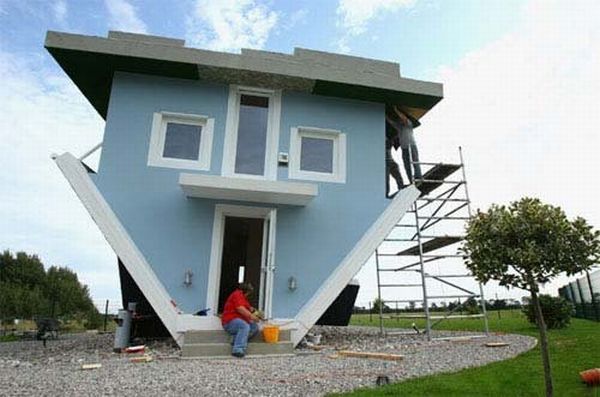 An upside down house (9 photos)