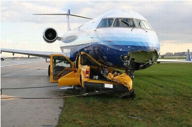 Airport technicians moved the plane at night without putting on the lights (8 pics)