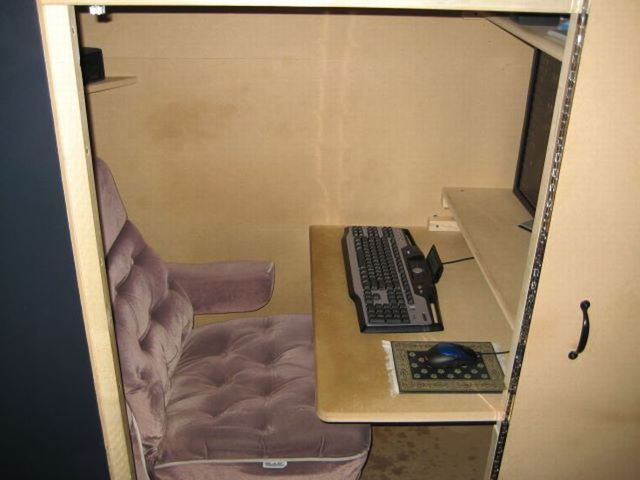 How to relax in the office (10 pics)