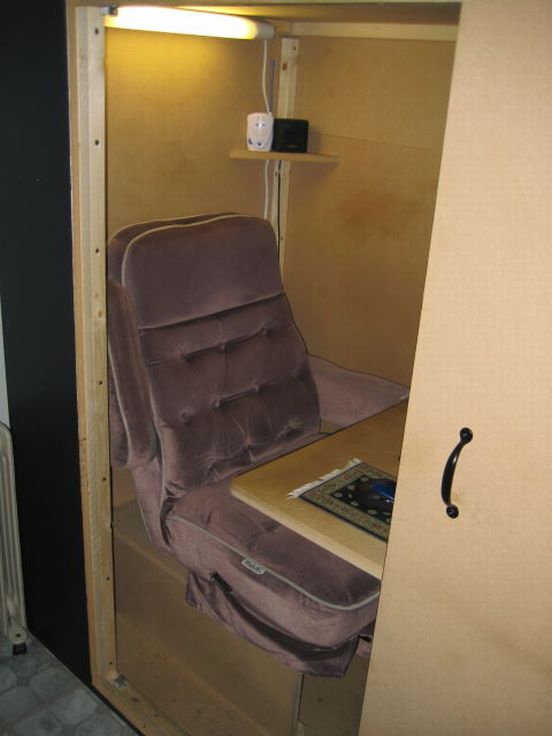 How to relax in the office (10 pics)