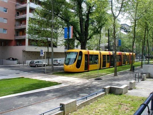 Grass on the tramway rails. Good idea and it’s beautiful! (7 photos)