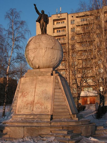 Lenin on the ball (6 photos)