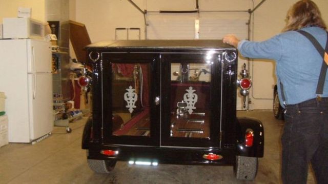 Very unusual hearse (4 pics)