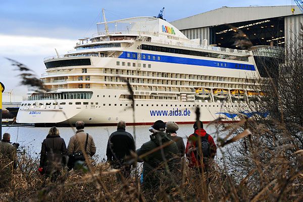 AIDALuna Cruise ship was put on the water (10 photos)