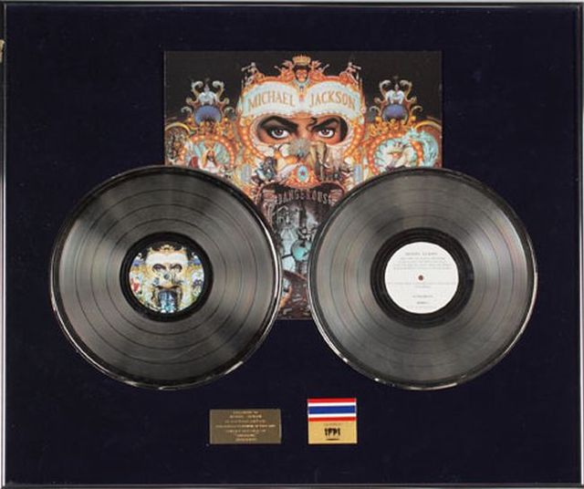 Michael Jackson sells out his property on auction (29 pics)