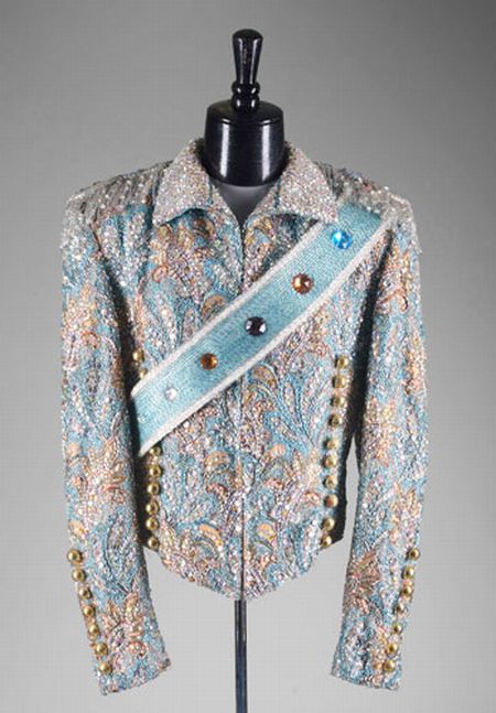 Michael Jackson sells out his property on auction (29 pics)