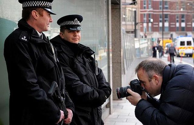 Photographers protest in front of Scotland Yard (9 pics)