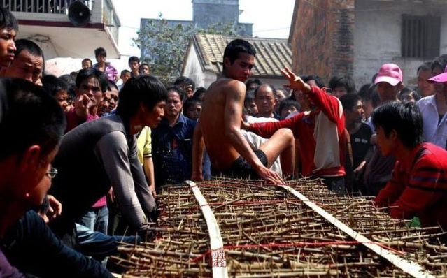 Weird Asian ritual (13 photos)