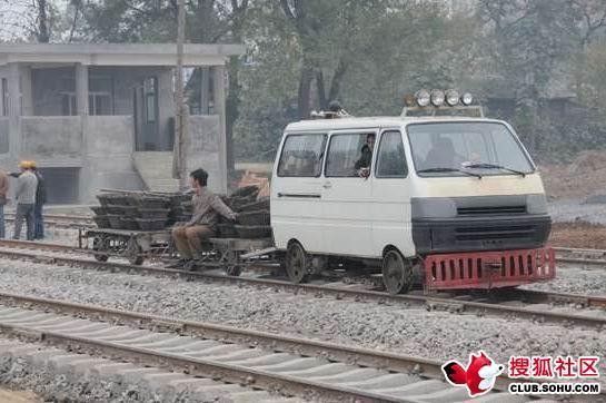 What they drive on rail tracks in China (3 photos)