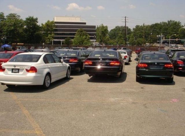 Audacious stealing of BMW wheels (7 pics)