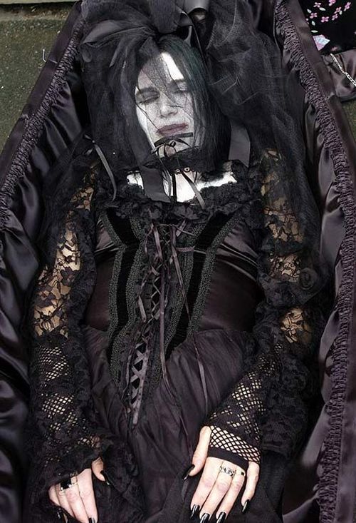 Gothic marriages (46 pics)