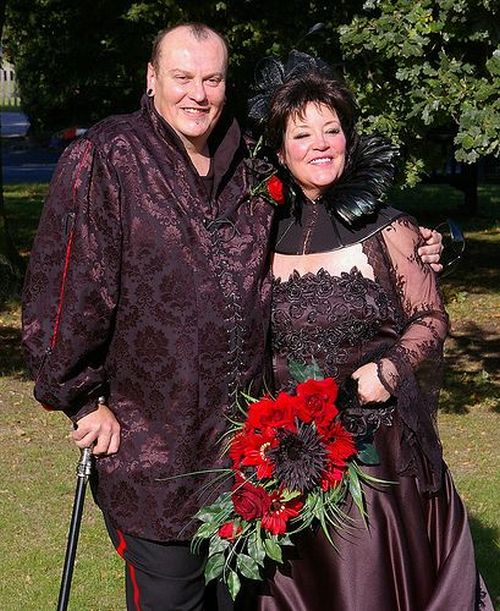 Gothic marriages (46 pics)
