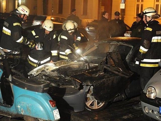 Luxury cars are being burnt in Germany (16 pics)