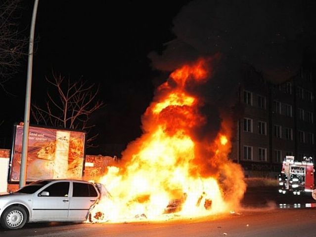 Luxury cars are being burnt in Germany (16 pics)
