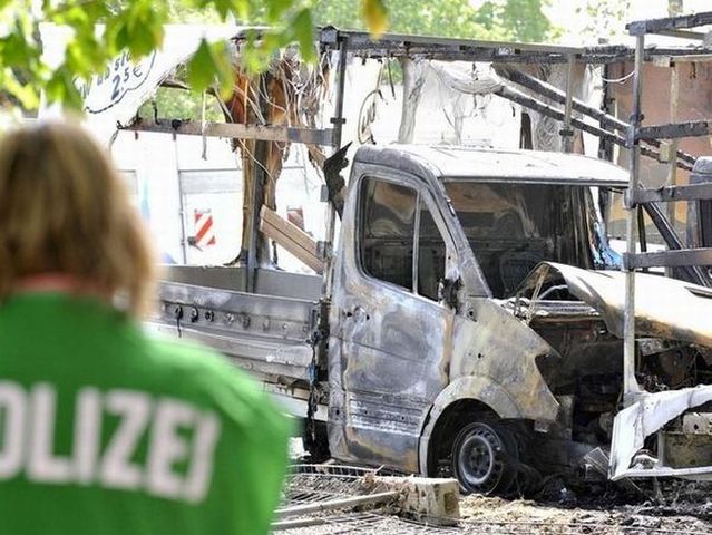 Luxury cars are being burnt in Germany (16 pics)