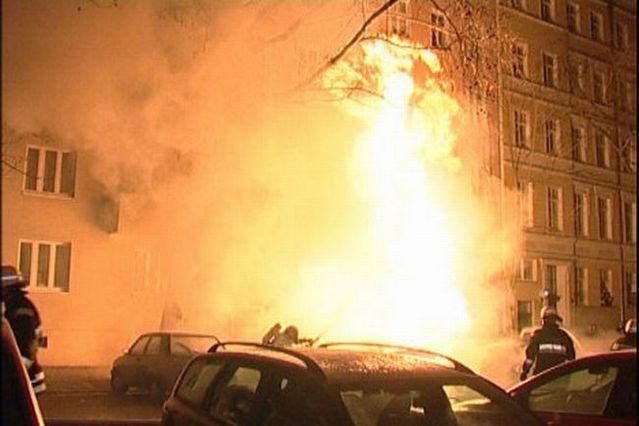 Luxury cars are being burnt in Germany (16 pics)