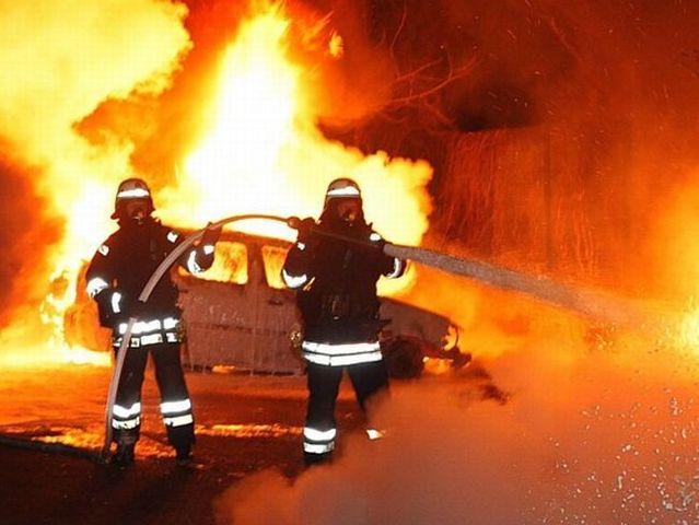 Luxury cars are being burnt in Germany (16 pics)
