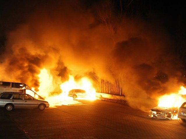 Luxury cars are being burnt in Germany (16 pics)