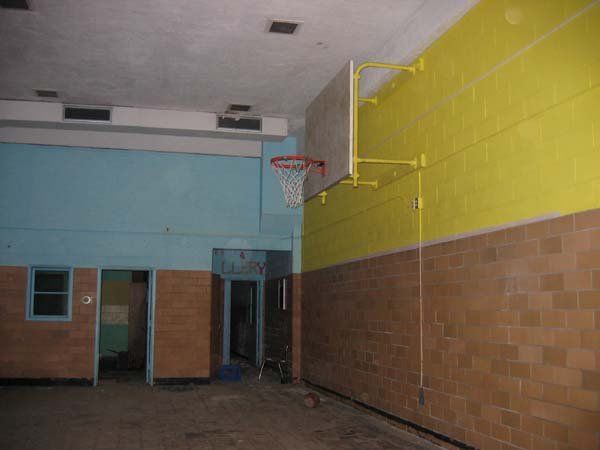 Abandoned school in Richmond (31 photos)