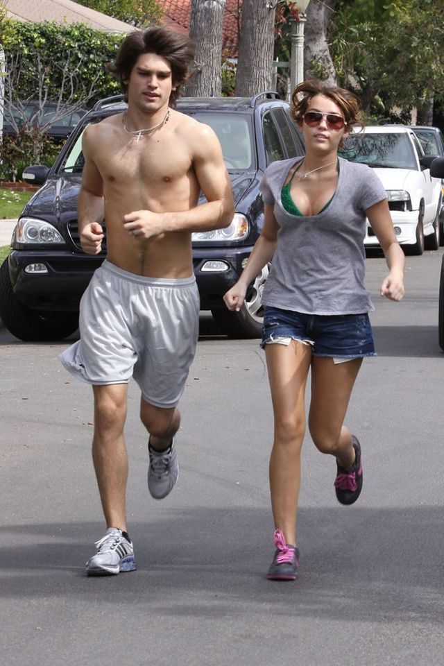 Miley Cyrus during her morning jogging (17 photos)