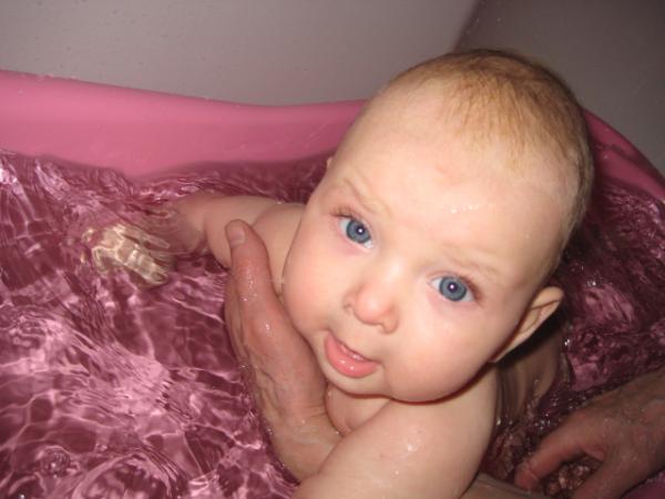 Babies taking a bath (40 photos)