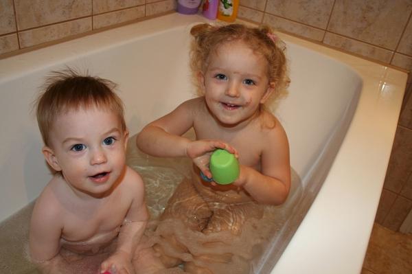 Babies taking a bath (40 photos) -Izismilecom