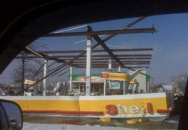 Sometimes gas-stations can be really dangerous (4 photos)